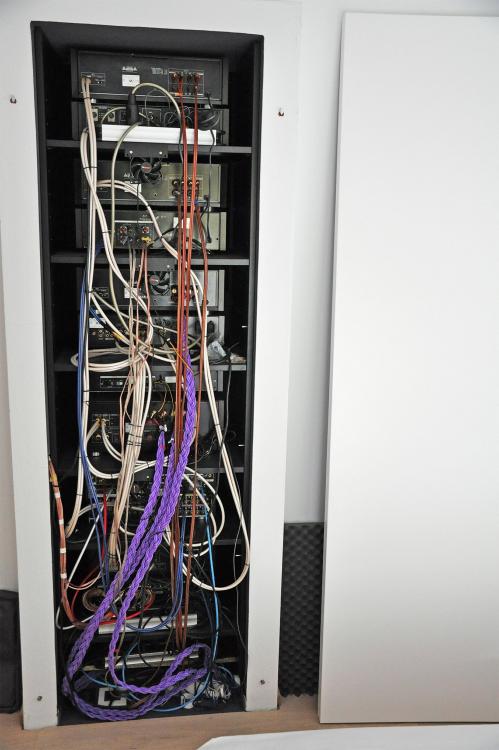 bad_cable_management.jpg
