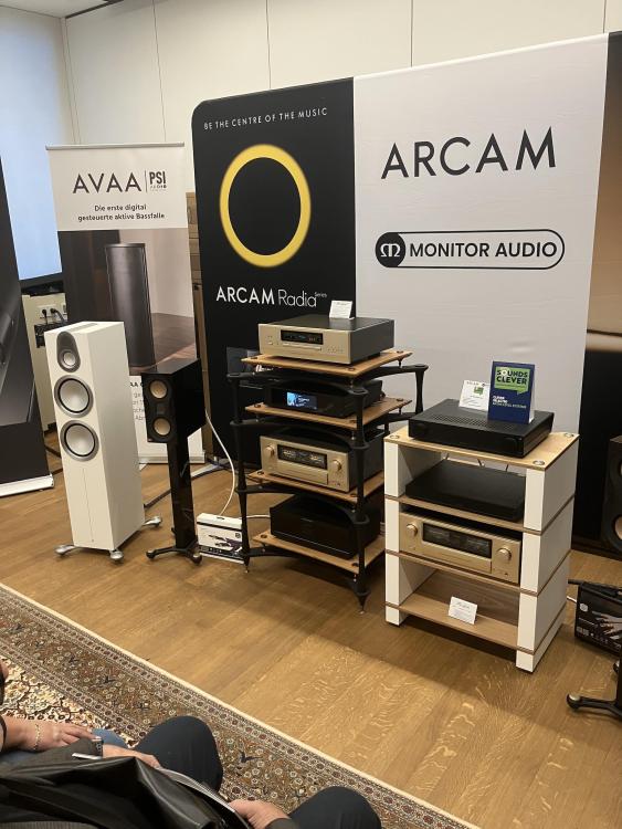 Accuphase + Monitor Audio.JPG